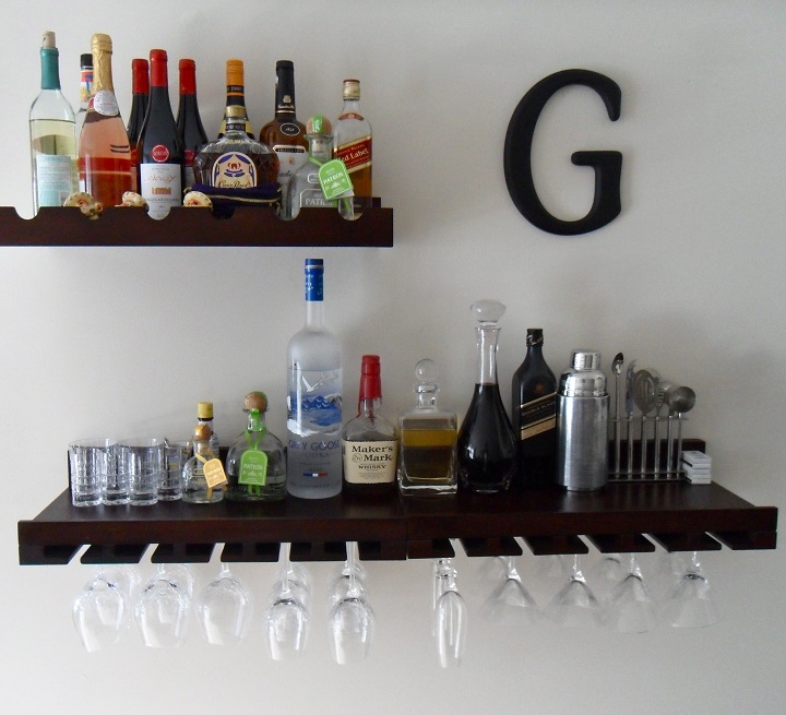 bar em prateleiras