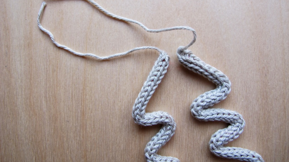 [H’Oficina]: de tricot e arame se faz o tricotin